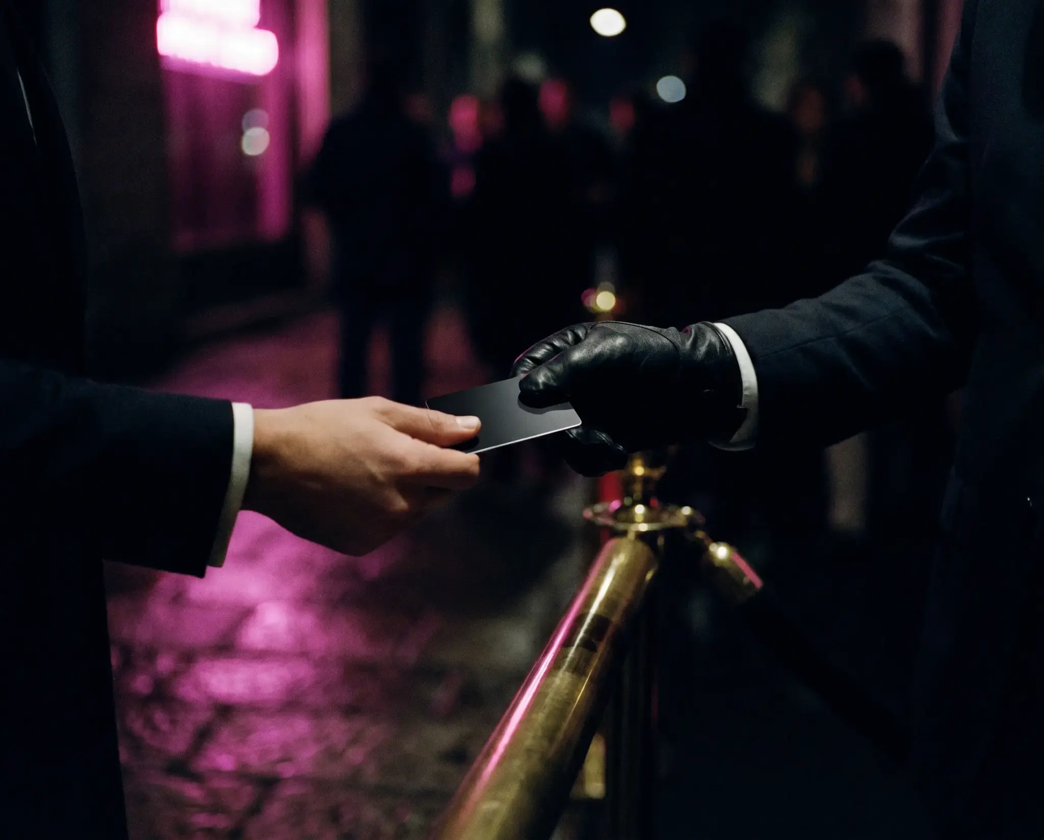 Dettaglio luxury scuro con riflessi fucsia per concierge e private access