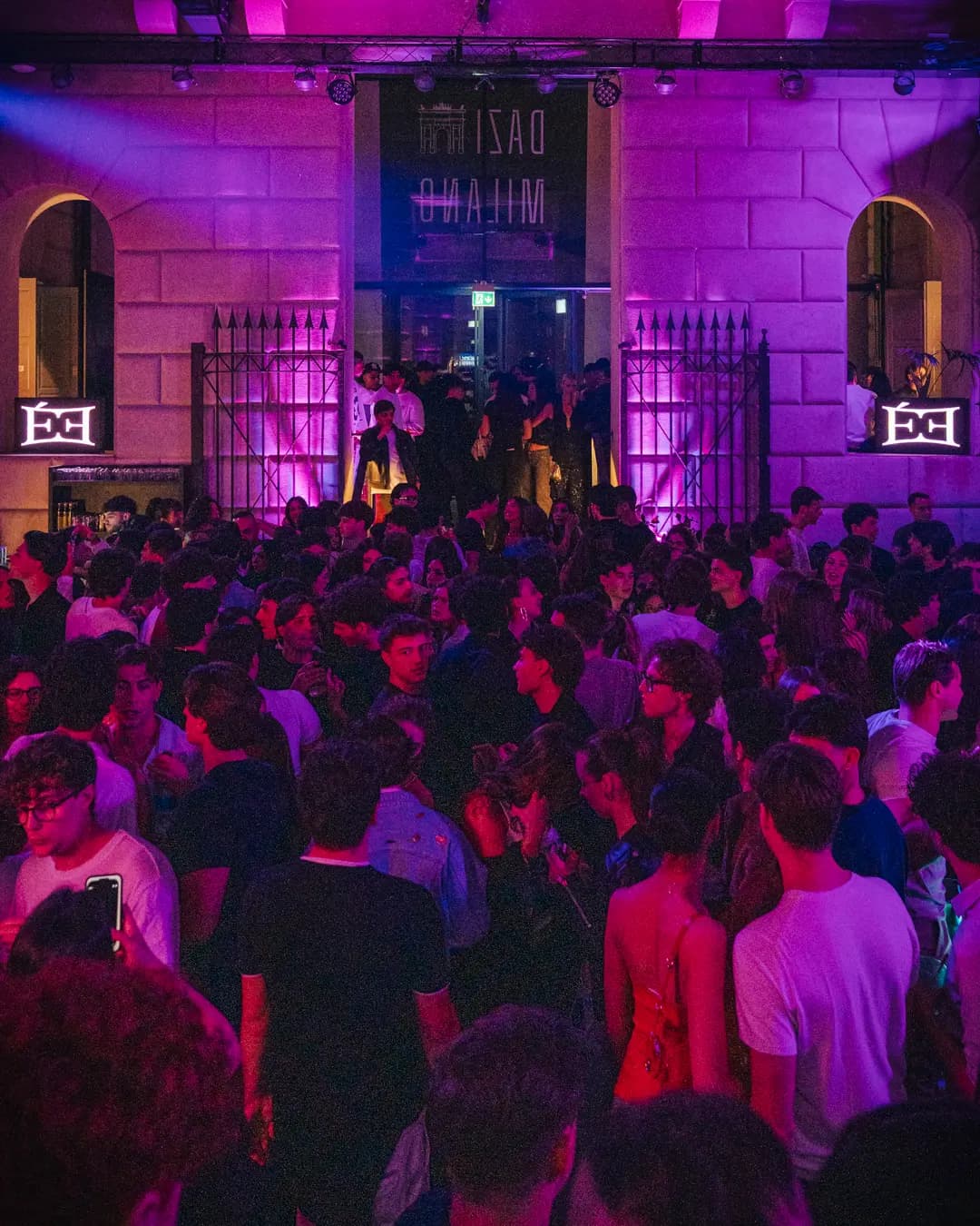 Lounge nightlife luxury con atmosfera scura e accenti fucsia per VIP Services Élite